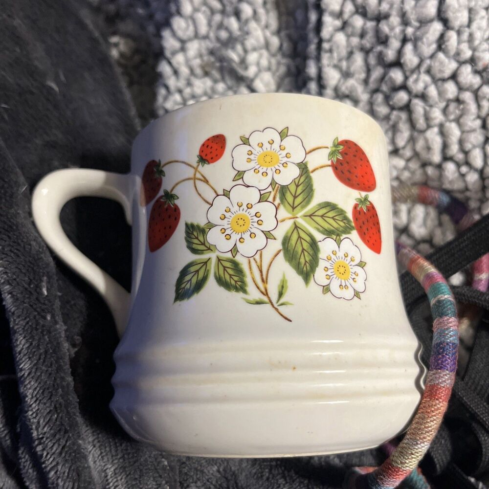 (2) Vintage Sheffield Strawberries 'n Cream Stoneware Mugs 12 fl oz 1970s